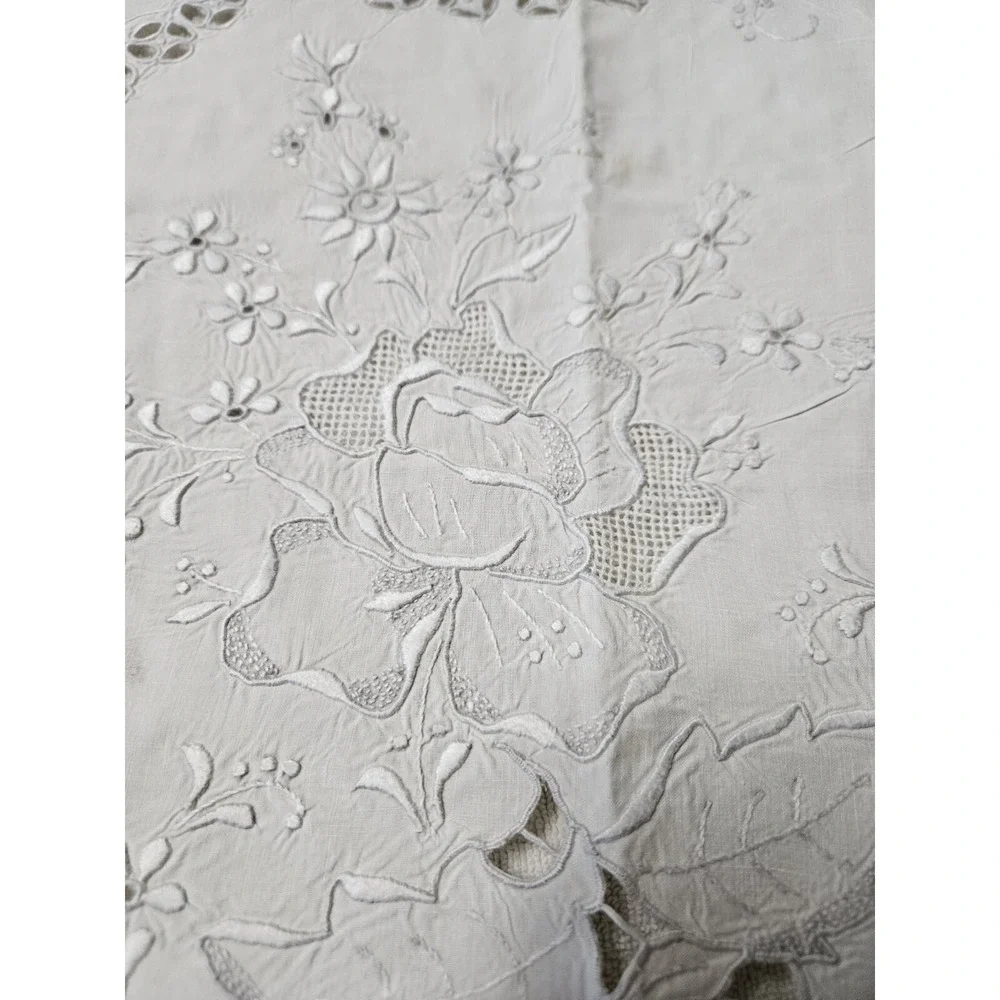 2 Round Antique Table Clothes‎